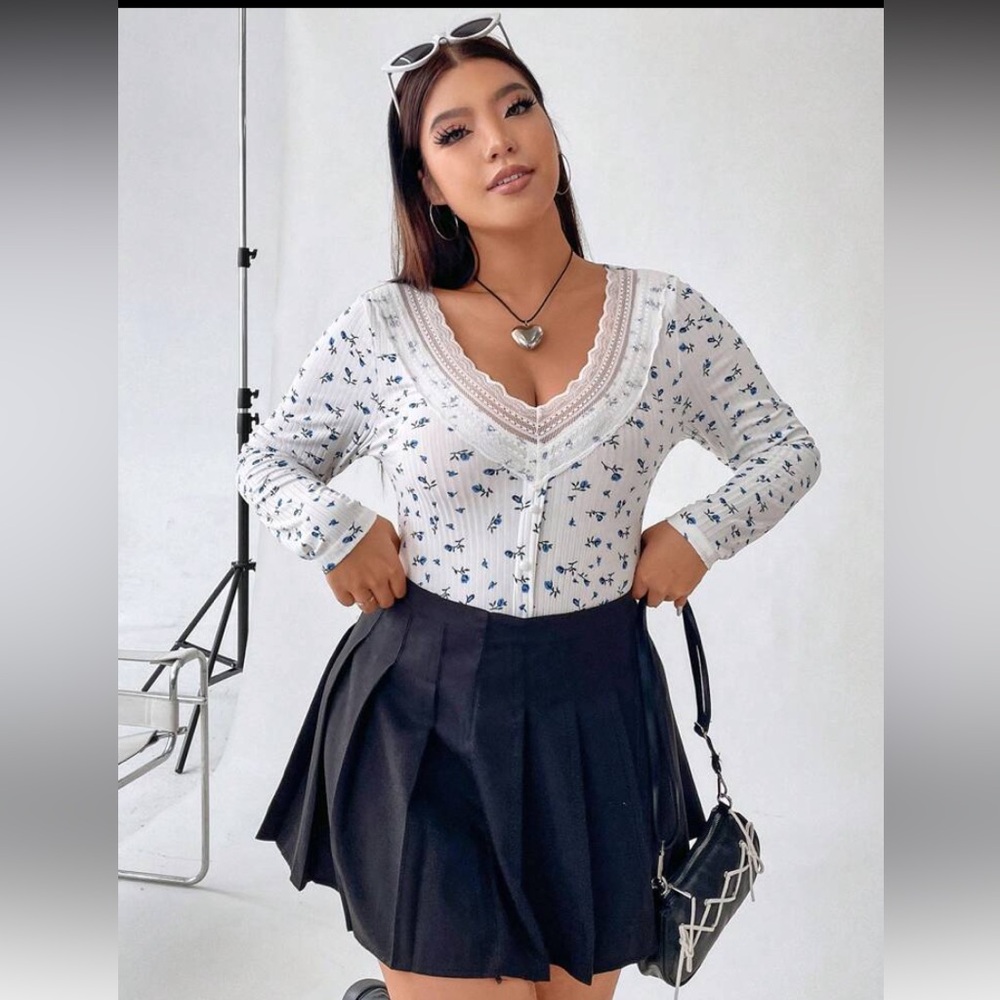 Vintage Y2K white & blue floral ribbed top